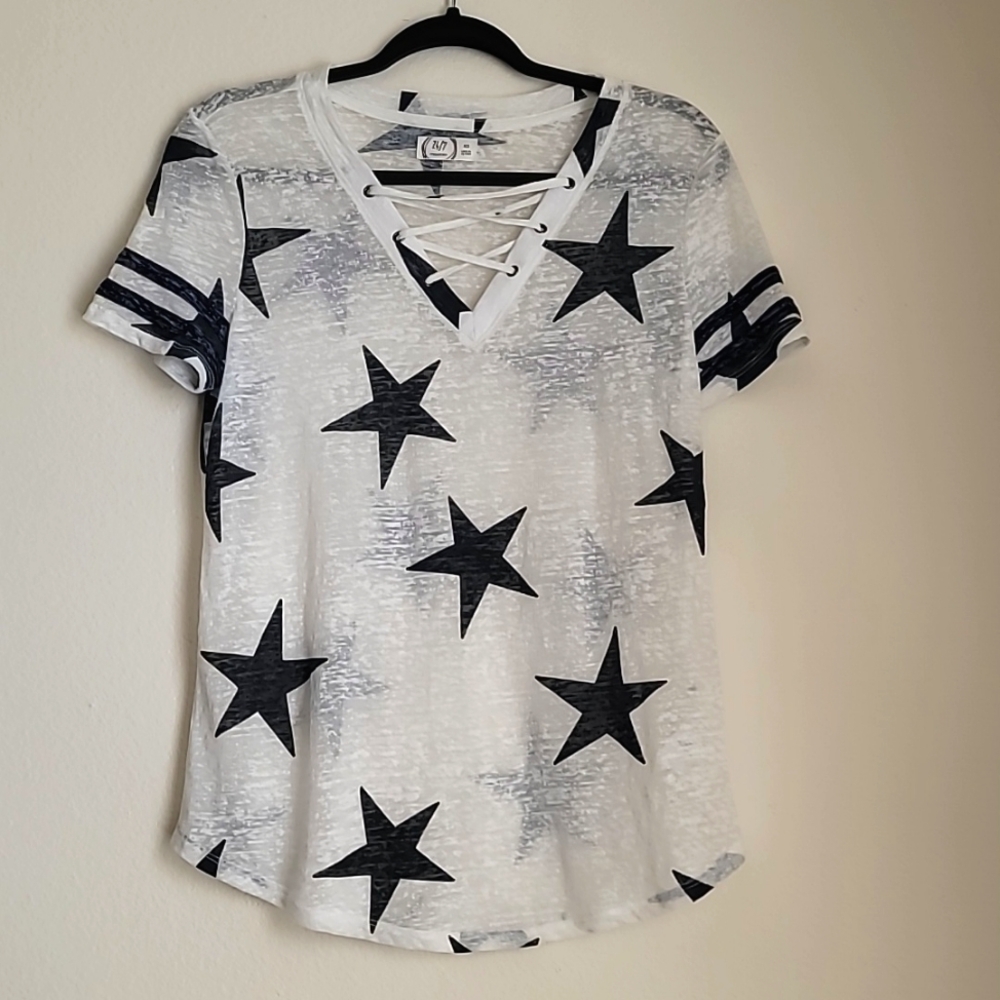 Maurices Size XS Stars White Navy T-shirt